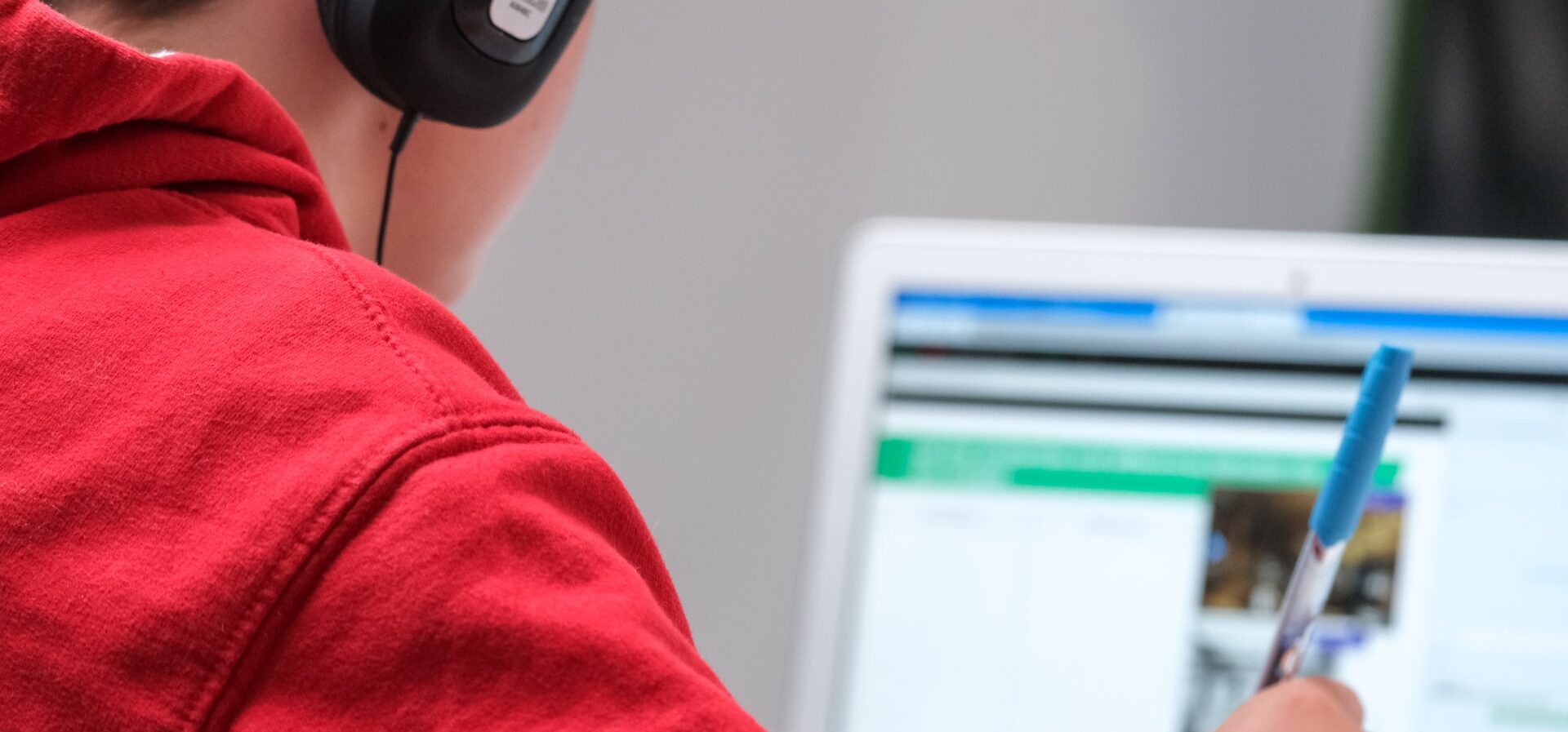 パソコンで学ぶ子ども