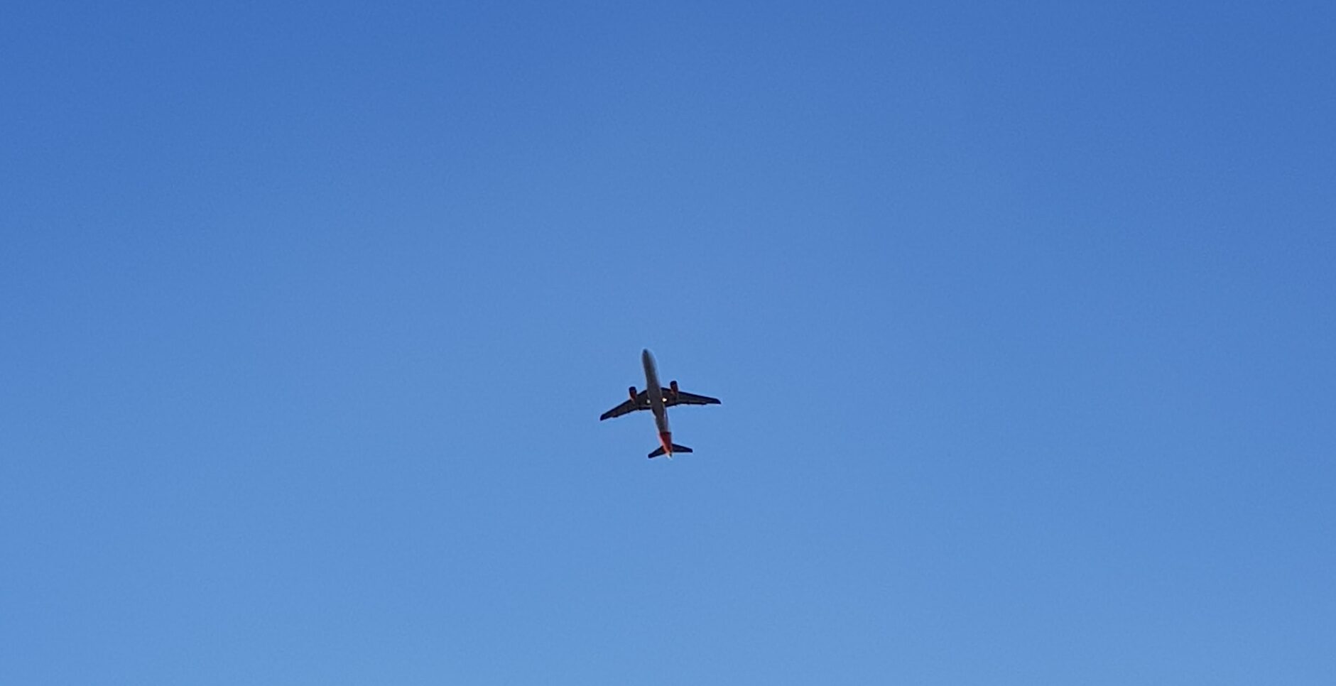 青い空に飛行機