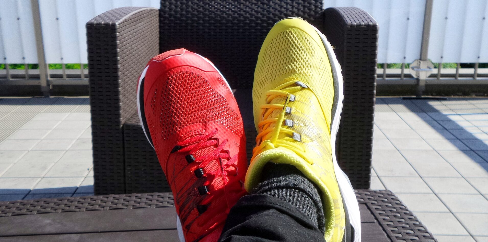 右と左で色が違う靴