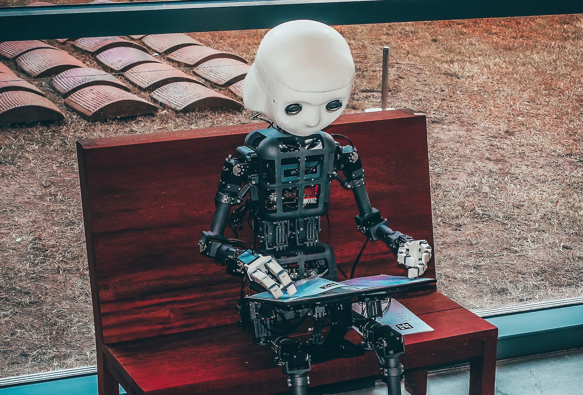 ベンチに座るロボット