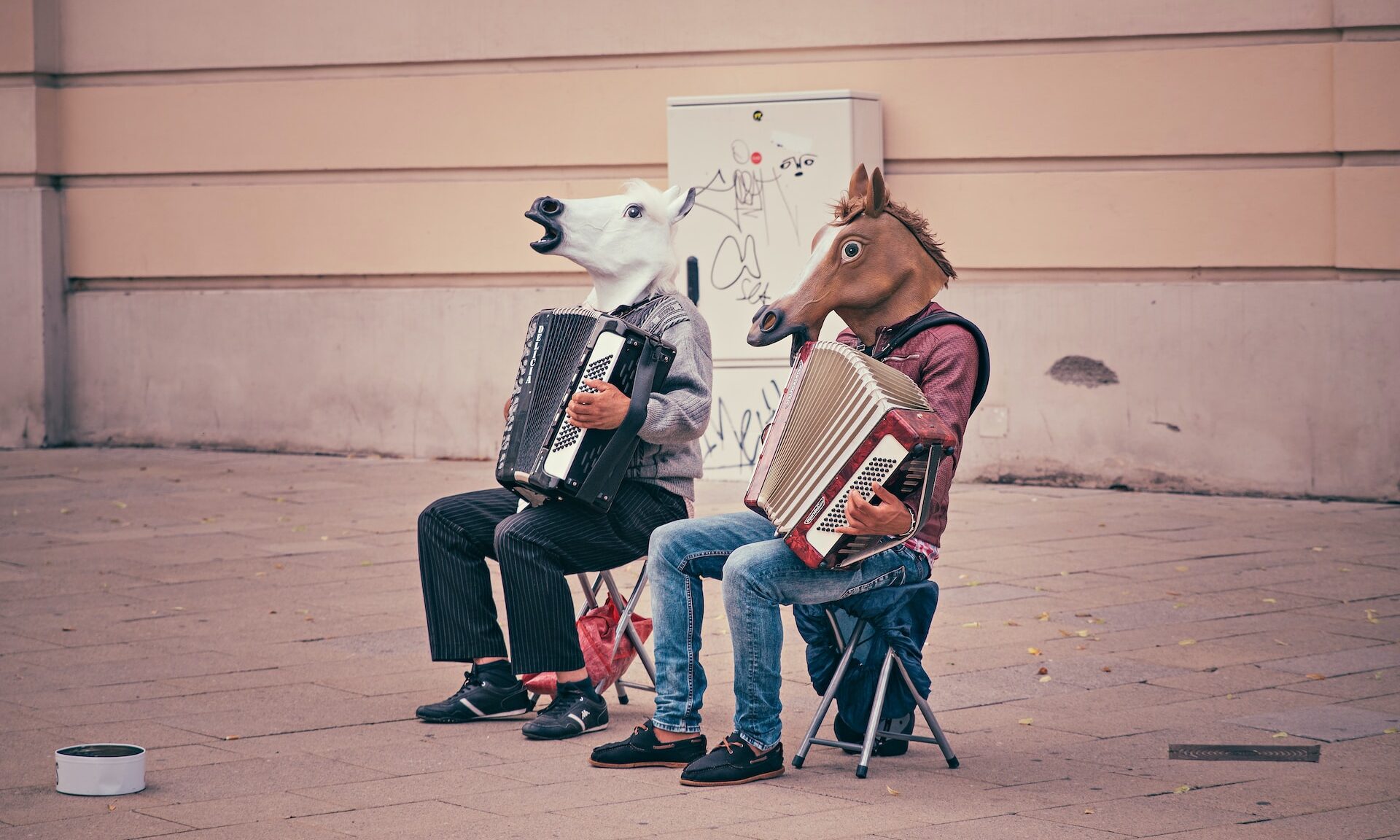 被り物をしている二人