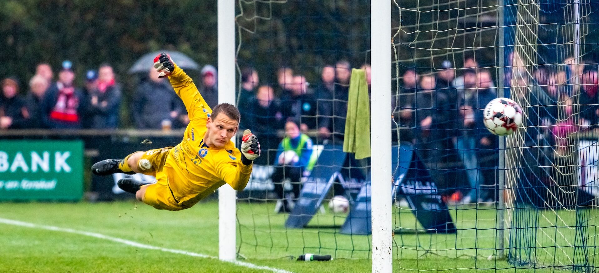 ゴールキーパーの横っ飛び